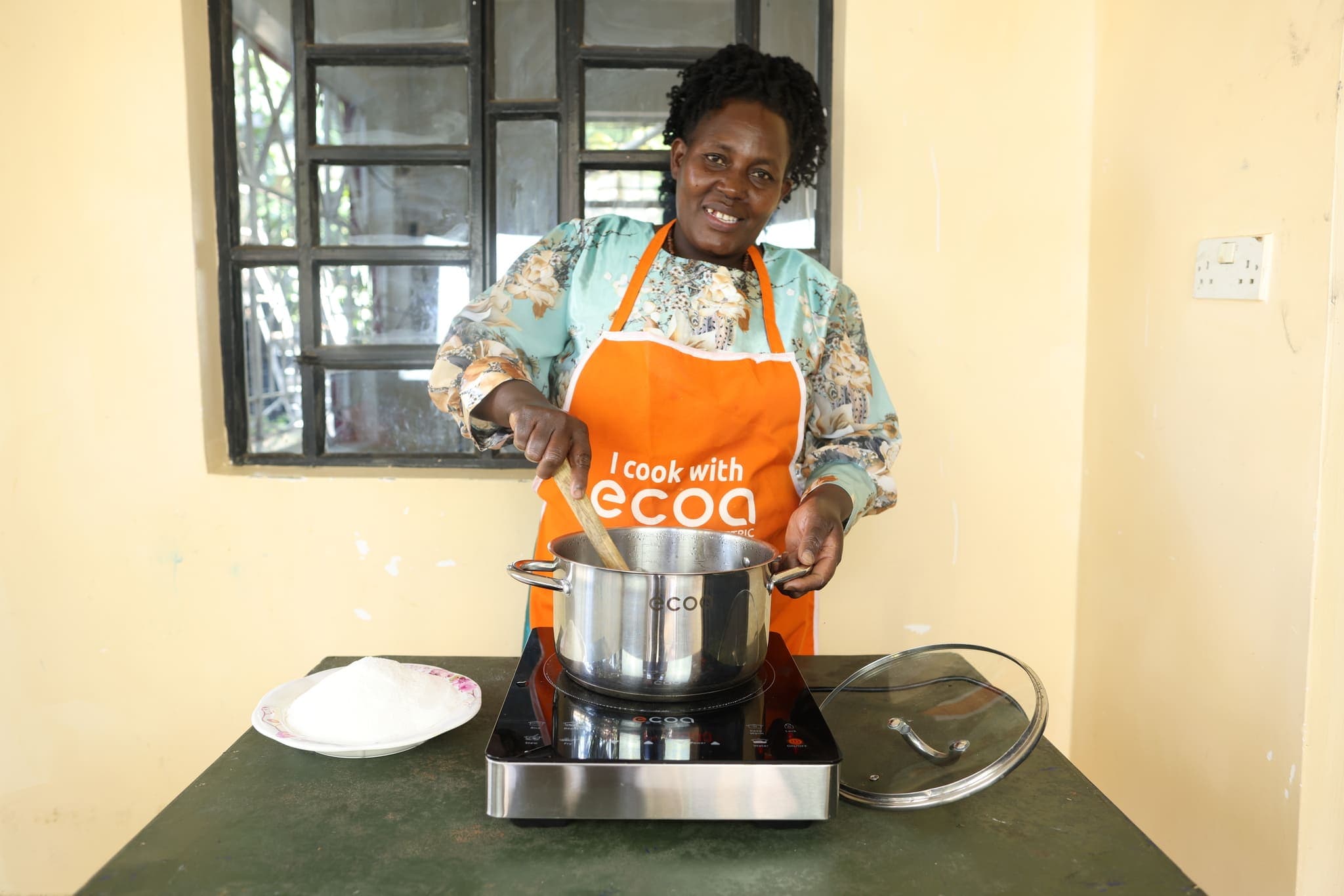 Mercy maina njeri using induction cooker